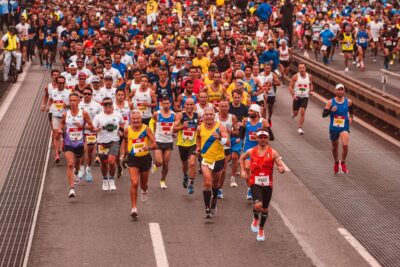 Peloton de coureurs sur route lors d'une course à pied