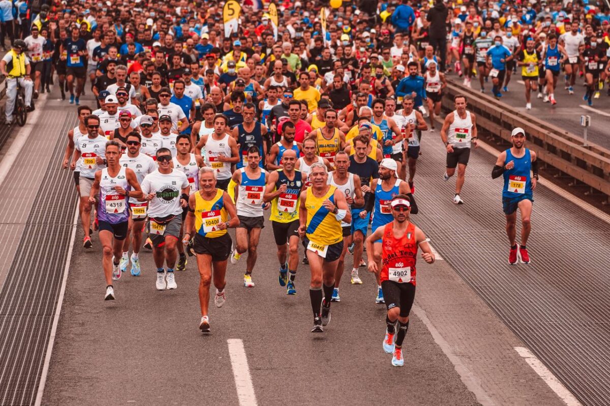 Peloton de coureurs sur route lors d'une course à pied
