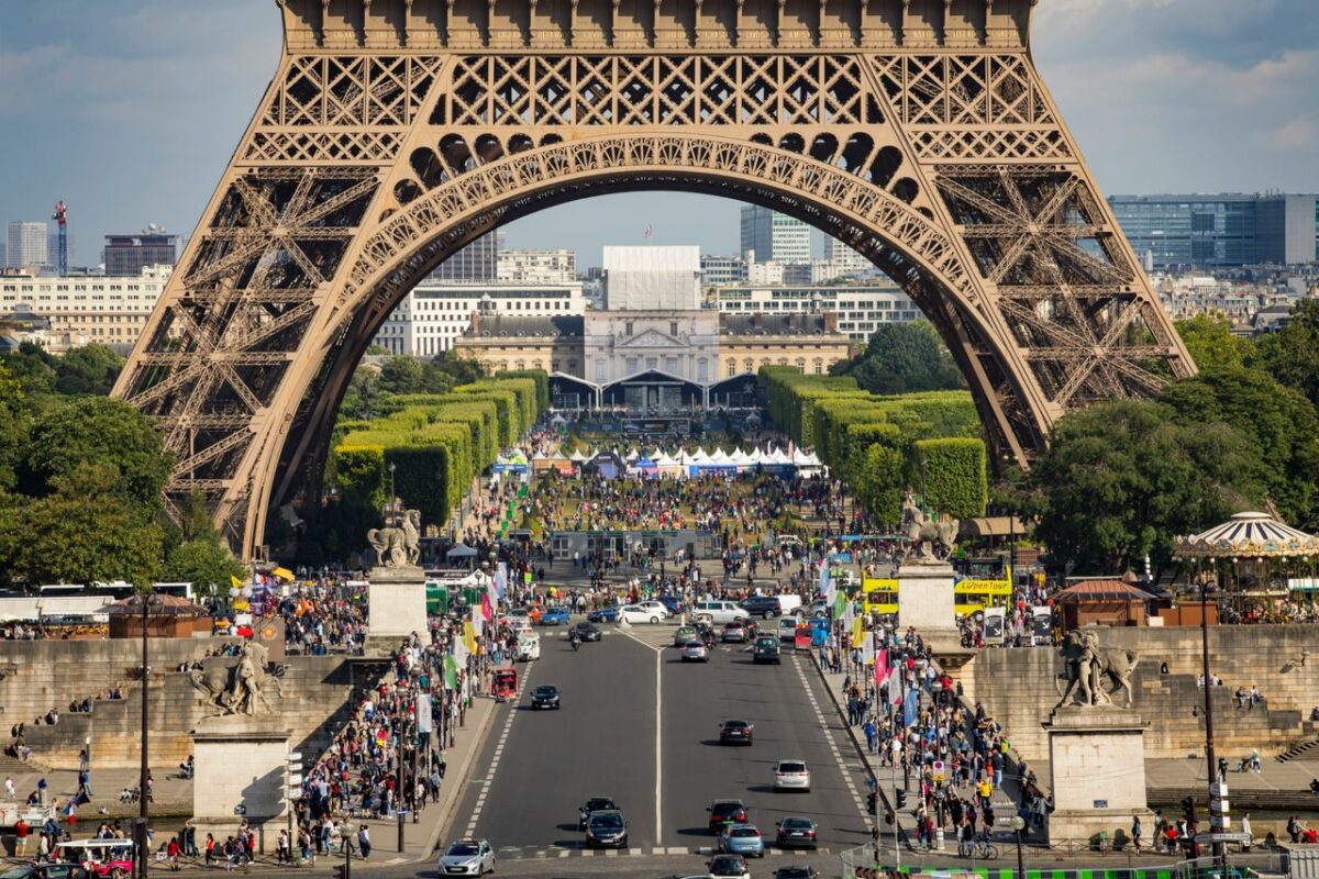 Rue animée de Paris avec la tour Eiffel en arrière-plan