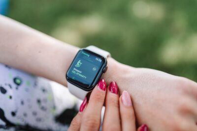 Coureuse consultant sa montre connectée pendant une sortie
