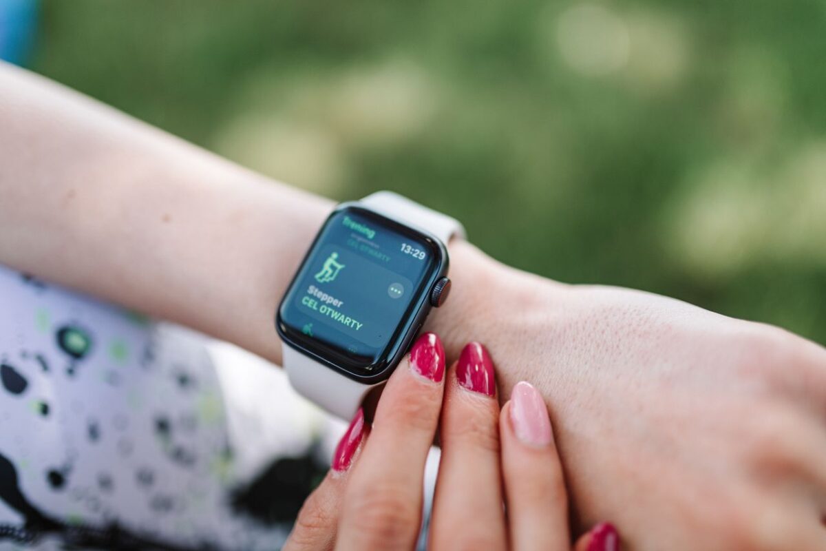 Coureuse consultant sa montre connectée pendant une sortie